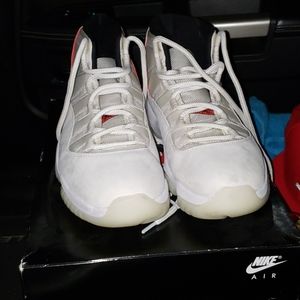 Jordan 11 platinum